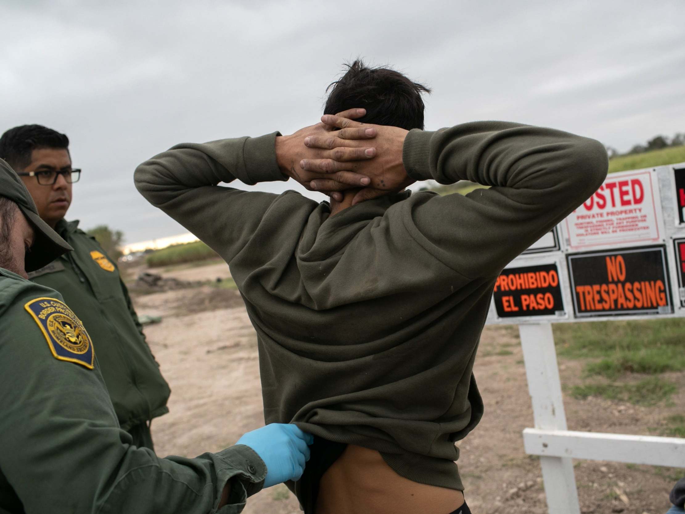 US Border Patrol agents detain undocumented immigrants caught near a section of privately-built border wall under construction