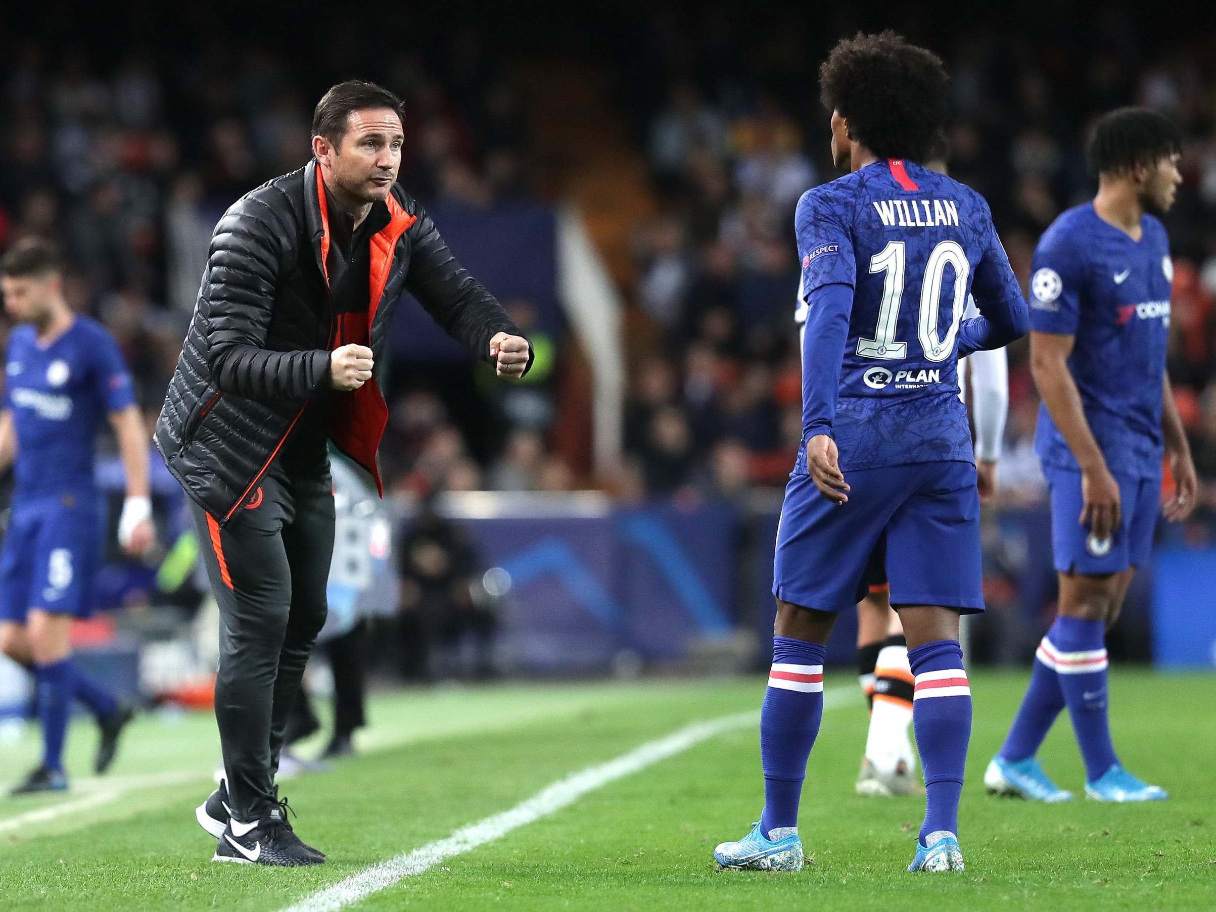 Frank Lampard gives instructions to Willian