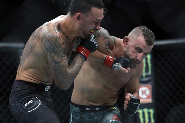 <p>Alexander Volkanovski (right) and Max Holloway in their first fight </p>