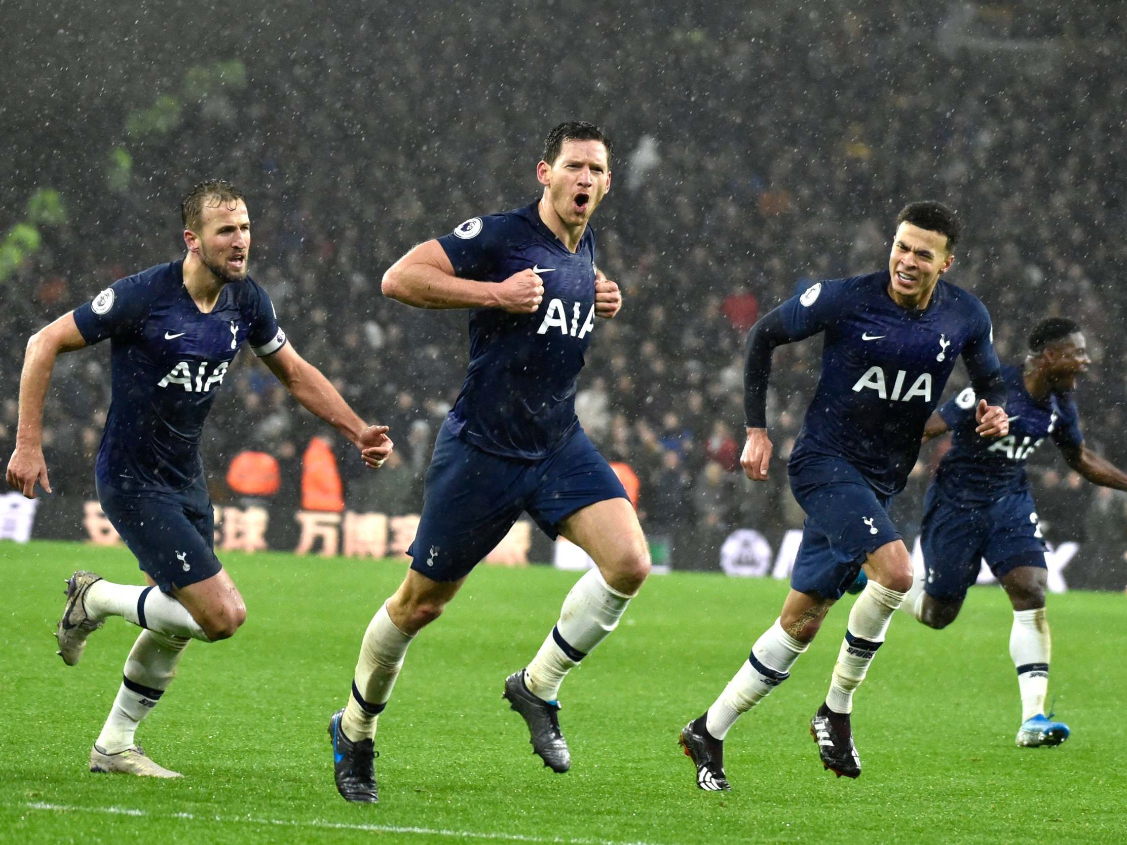 Jan Vertonghen celebrates scoring Tottenham's winning goal