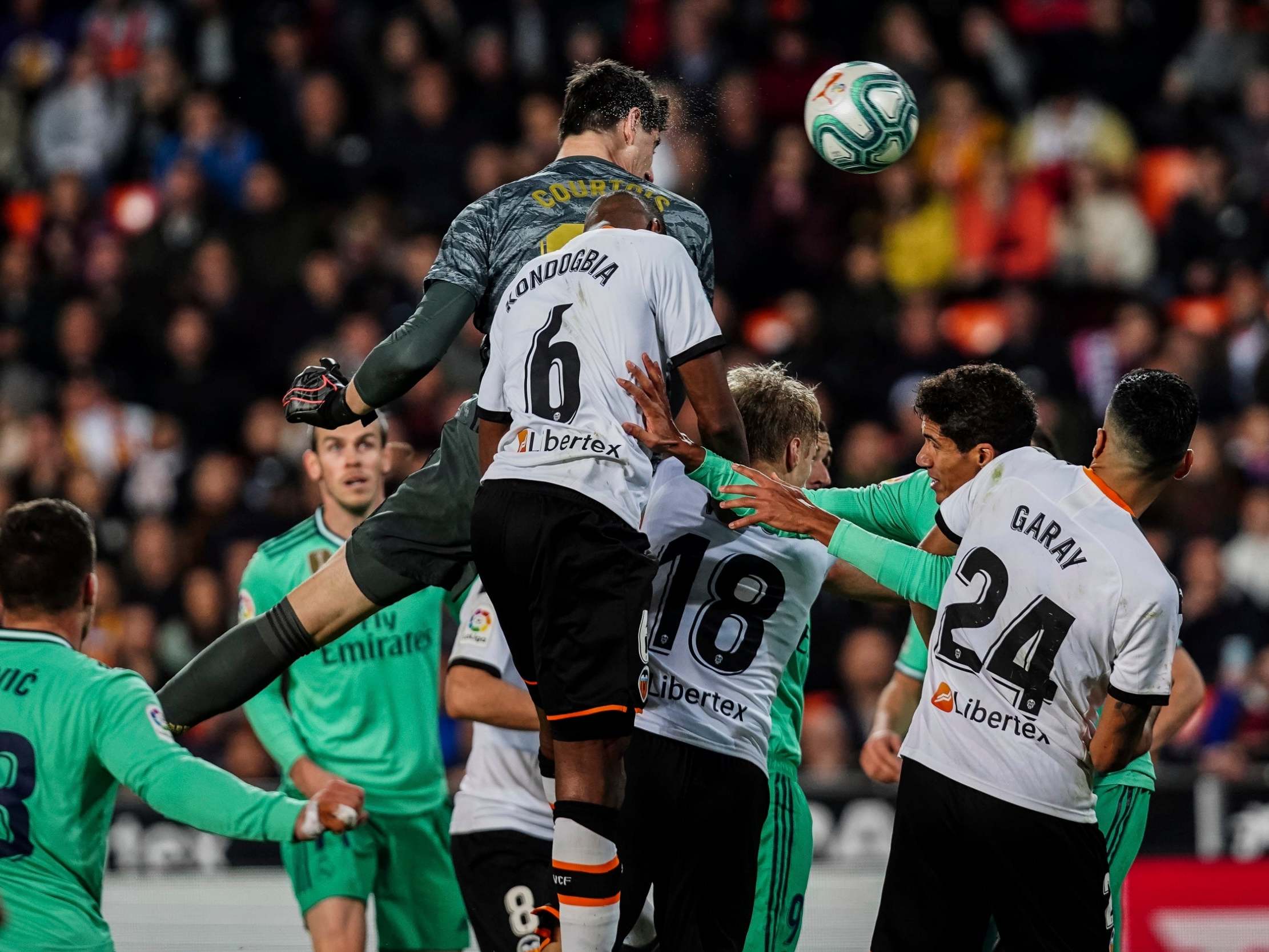 Thibaut Courtois gets up to head an assist for Real Madrid