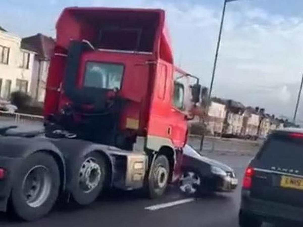 Ellie Goulding intervenes in bizarre crash after lorry pushes car(02)