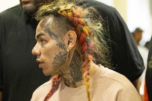 Tekashin6ix9ine arrives for his arraignment at the Harris County Courthouse on 22 August, 2018 in Houston, Texas.