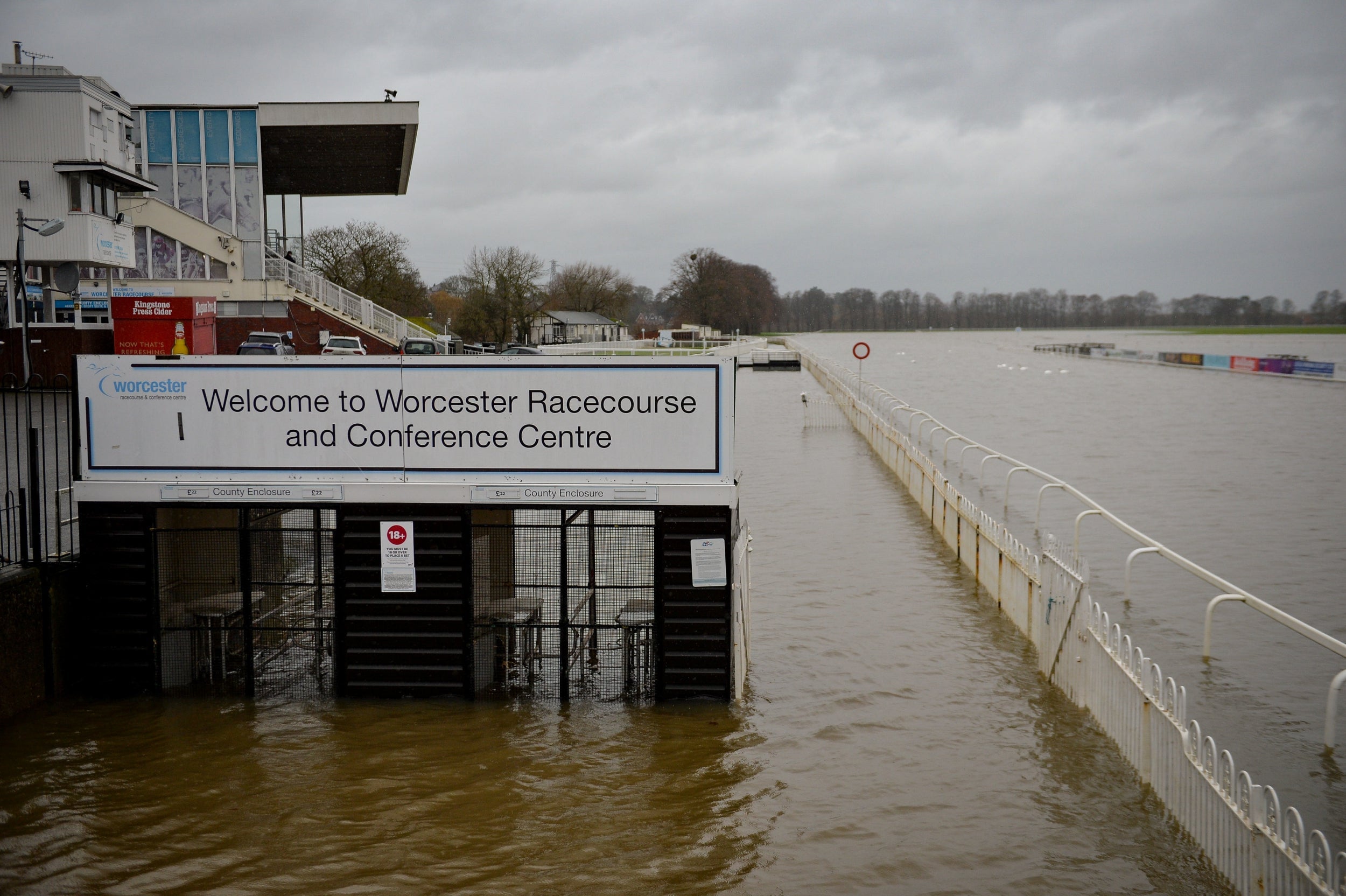 UK weather: Fears &apos;localised flooding&apos; and heavy rain could hit peak Christmas getaway period