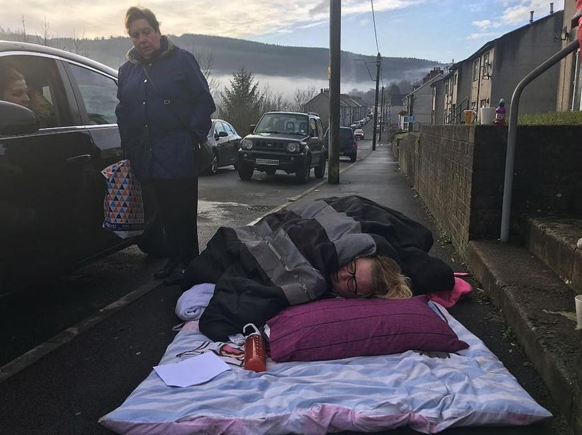 Woman with broken foot dies after waiting six hours for ambulance on freezing pavement