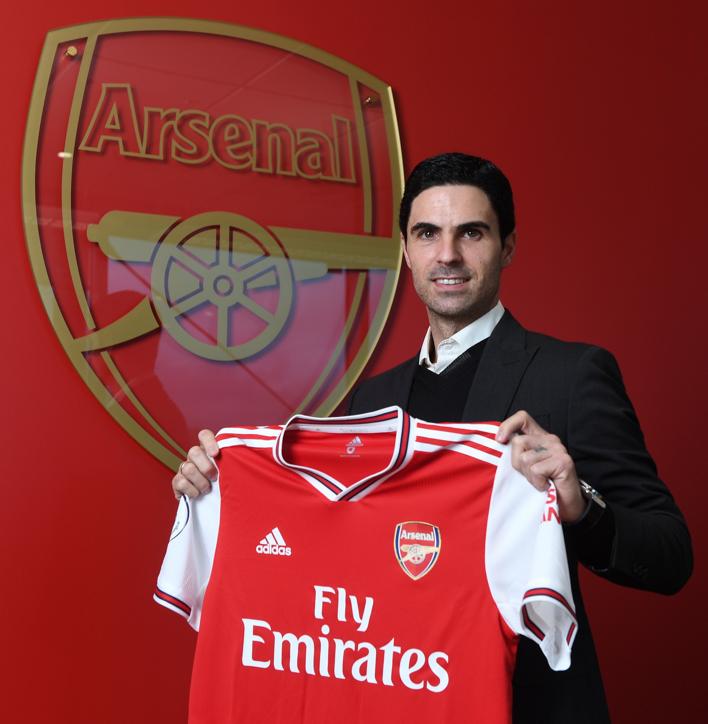 Arteta poses with the shirt (Getty)