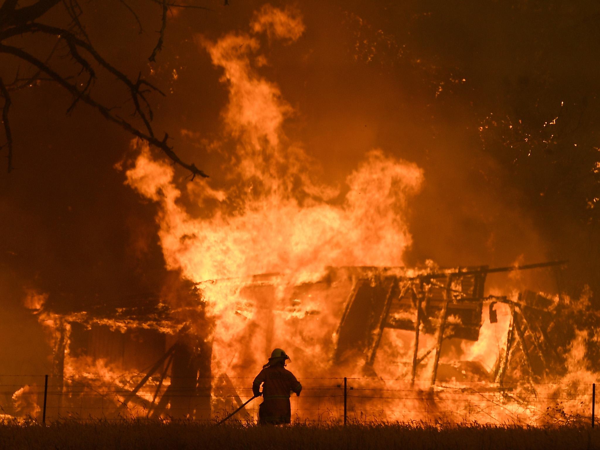Australia wildfires: Two firefighters killed as &apos;catastrophic&apos; blazes encircle Sydney