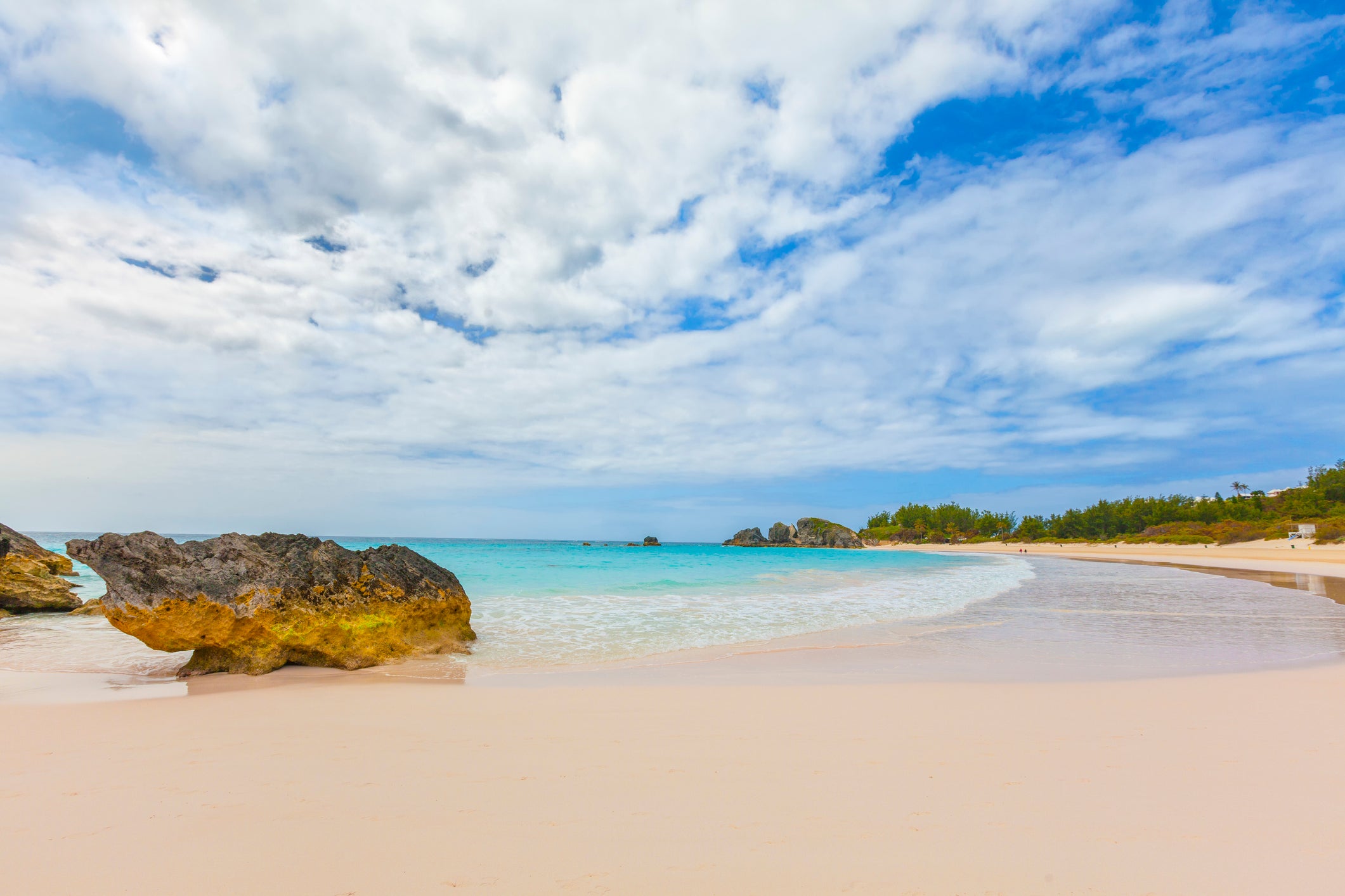 Escape to Bermuda with the Pink Sale?(Getty/iStock)