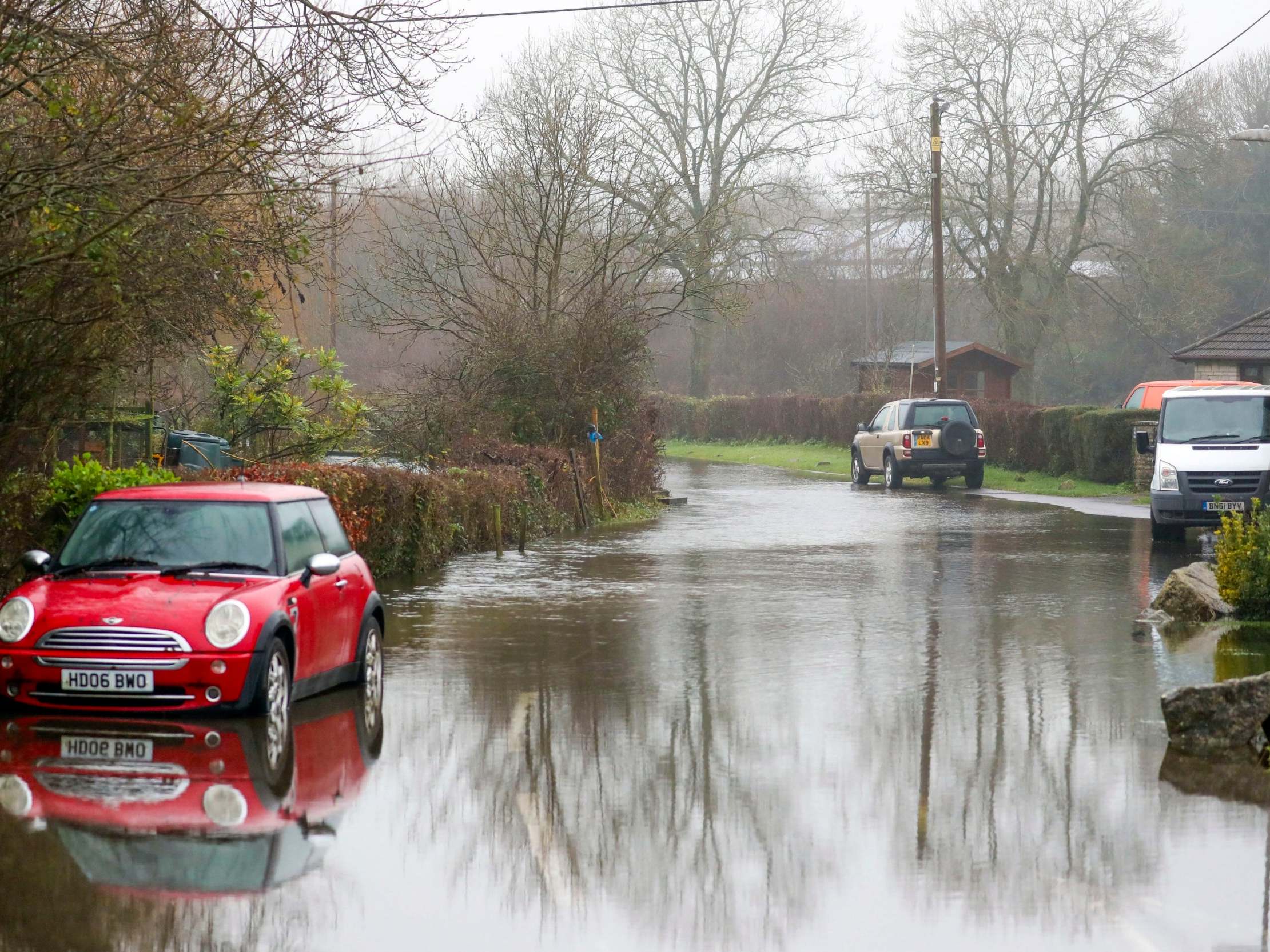 UK weather: Unseasonably warm temperatures forecast across Britain despite flood warnings