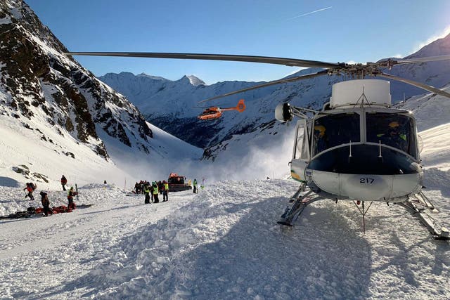 Three helicopters join the rescue operation in Val Senales, South Tyrol