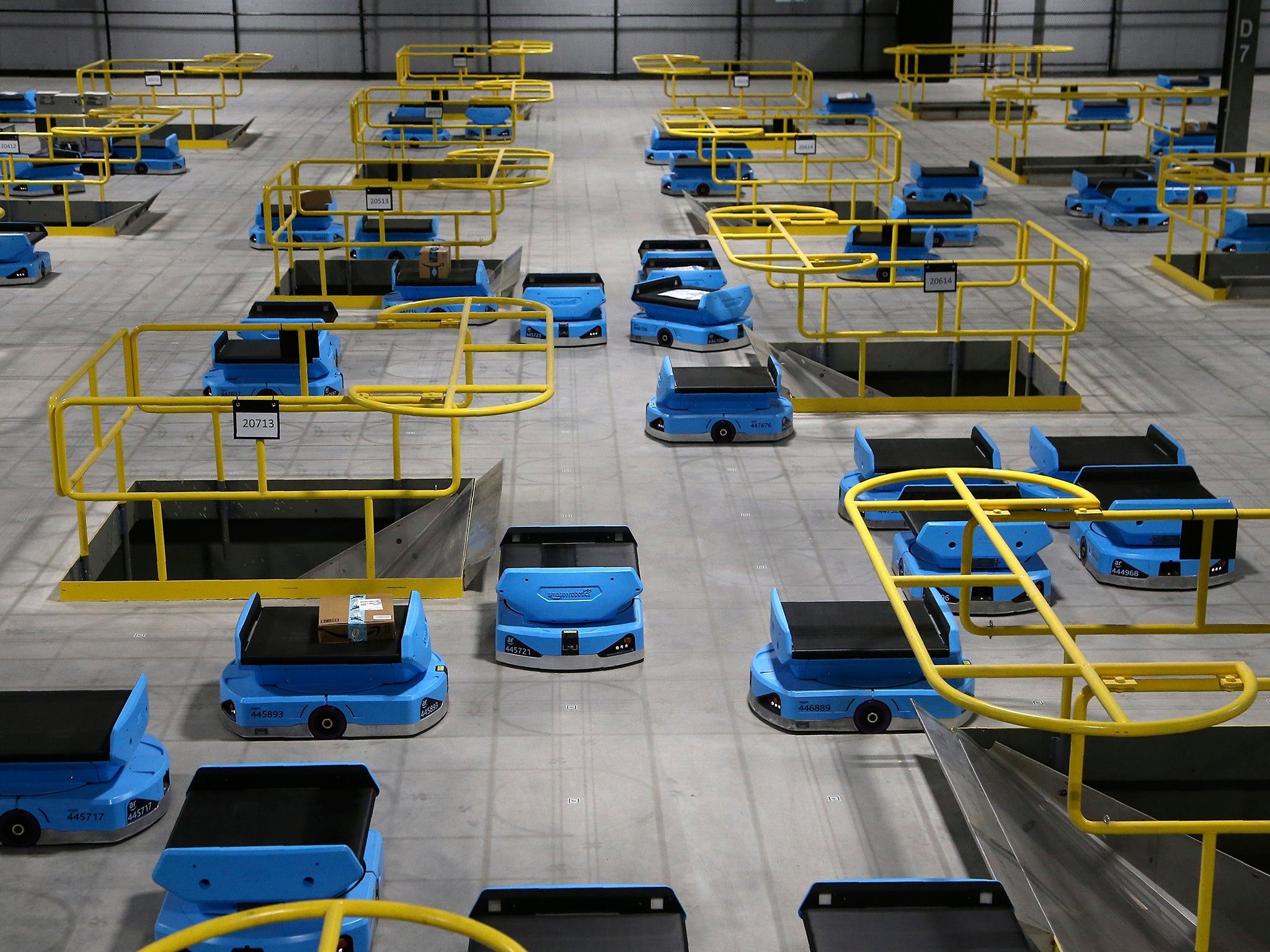 amazon using robots in warehouses