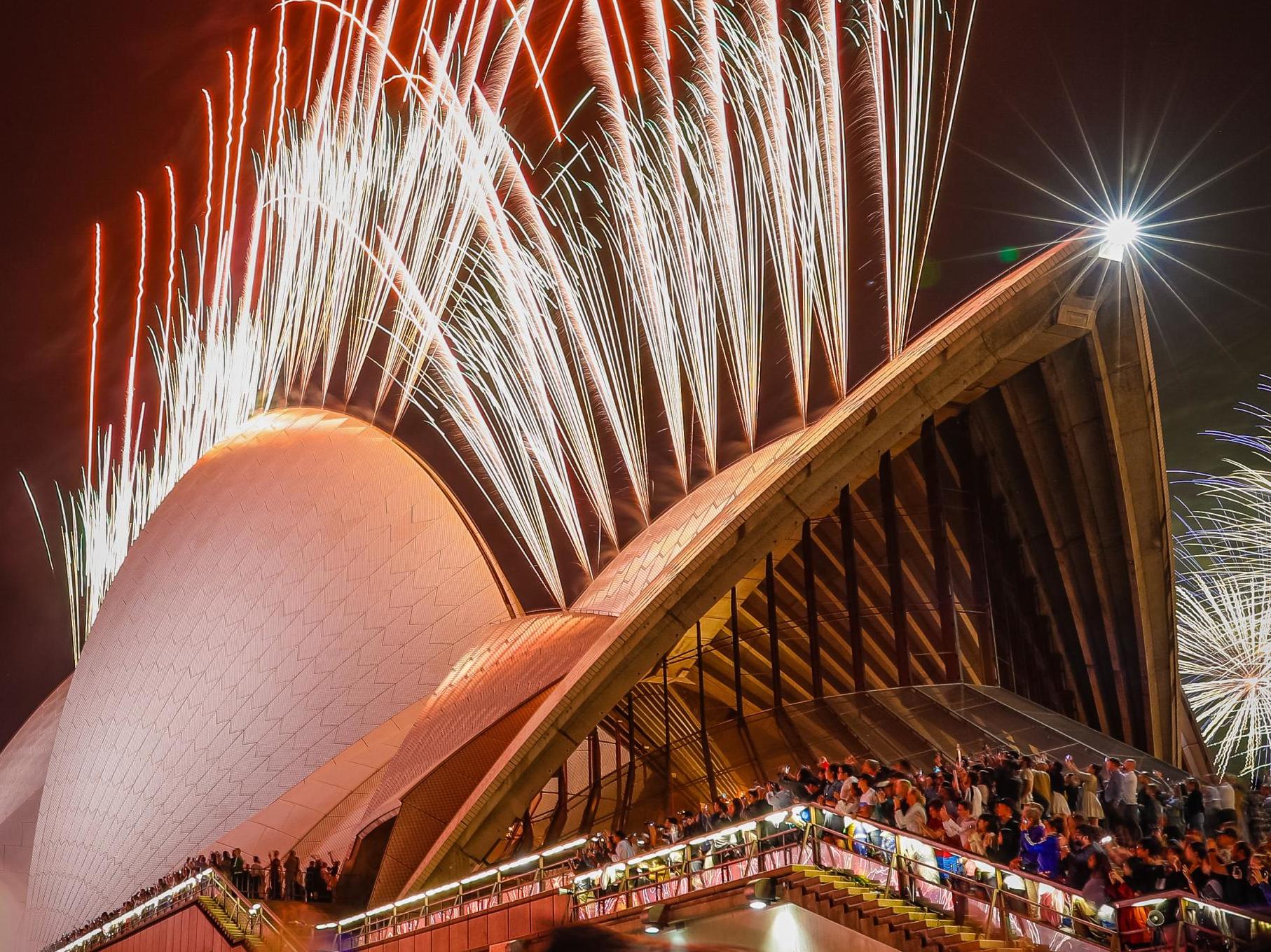 New Year’s Eve 2019 – live: Revellers descend on London to welcome new decade, as Sydney fireworks display prompts fury amid wildfires - The Independent thumbnail