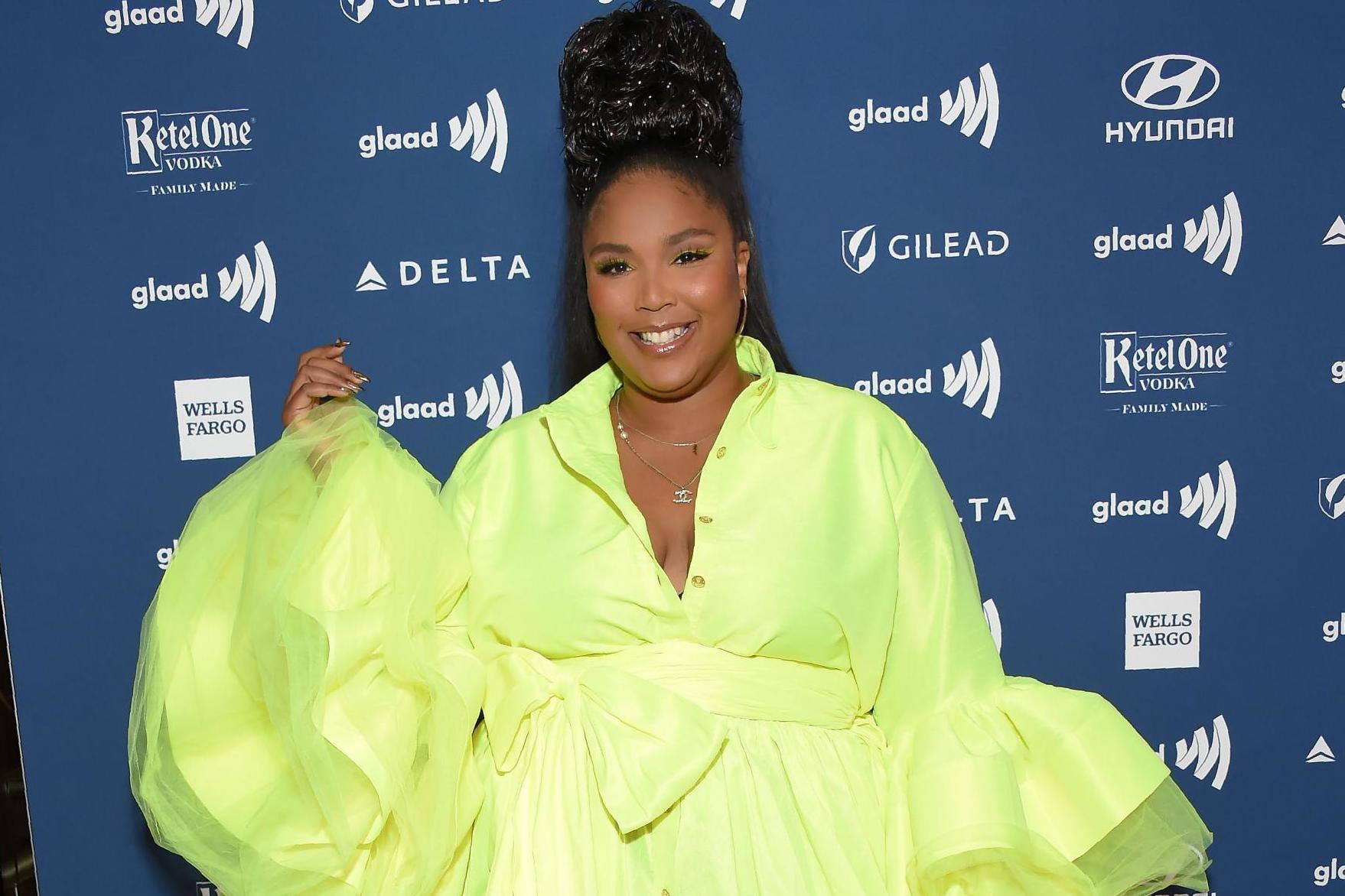 Lizzo volunteers at Australian food bank