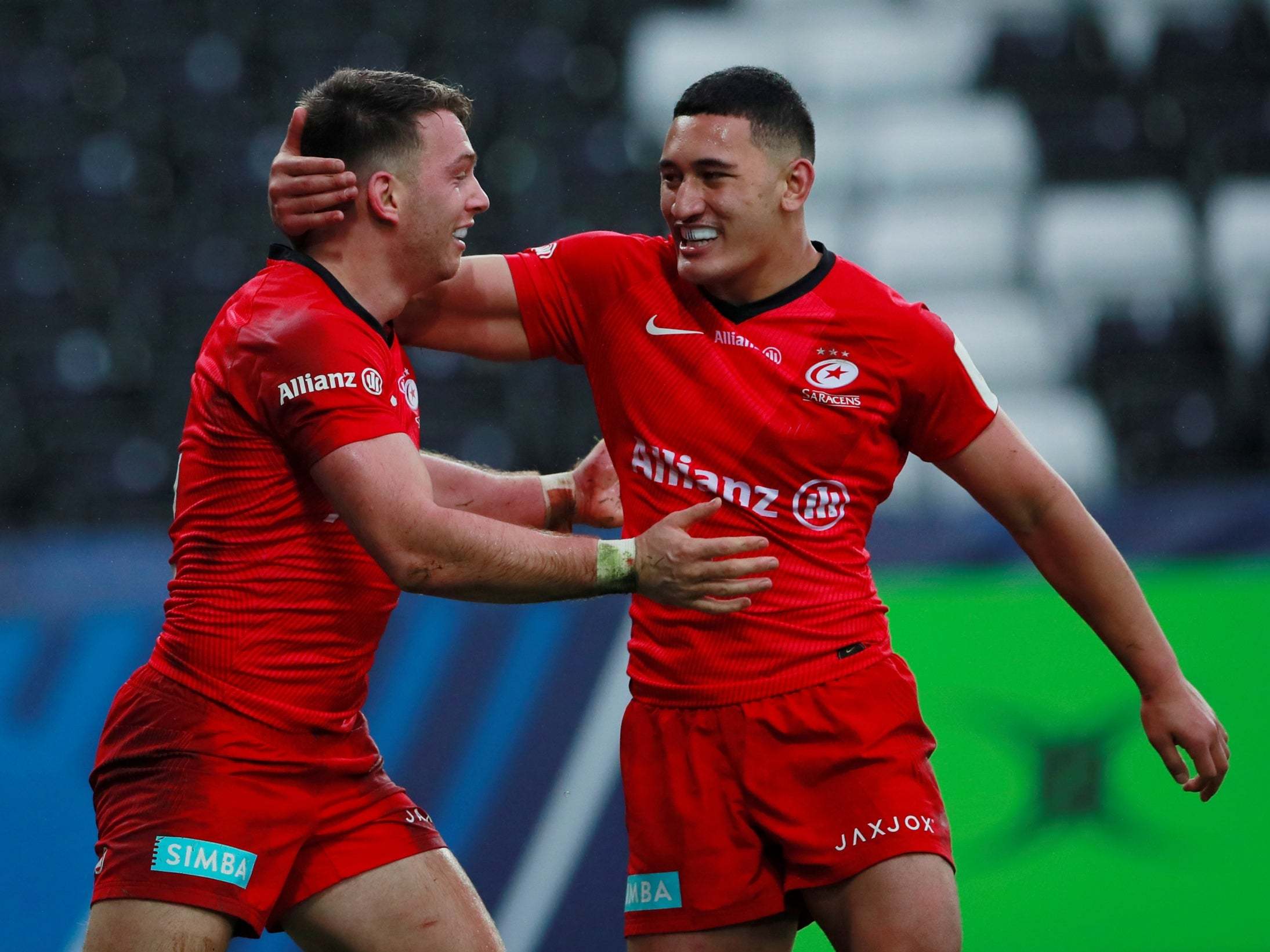 Alex Lewington celebrates with Manu Vunipola after scoring a try for Saracens