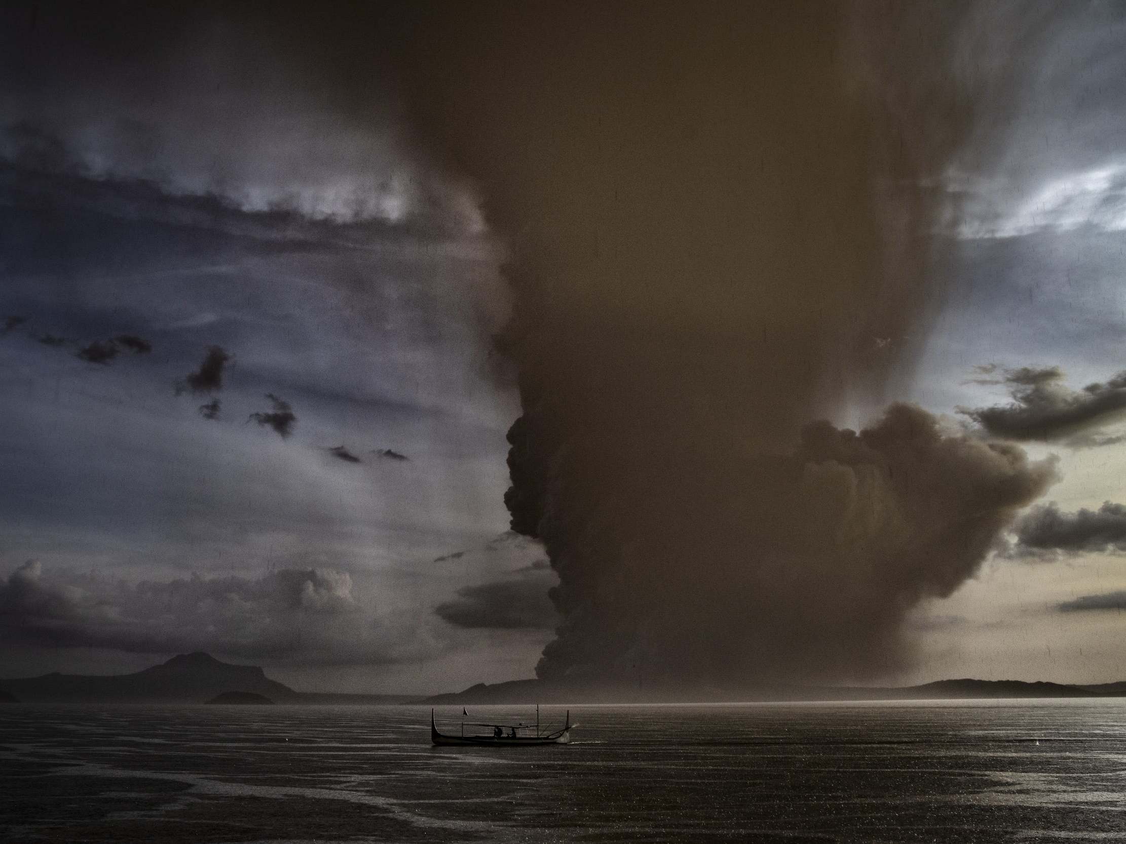 Philippines Taal volcano: Thousands evacuated and travel disrupted as giant plume of ash spews into sky 