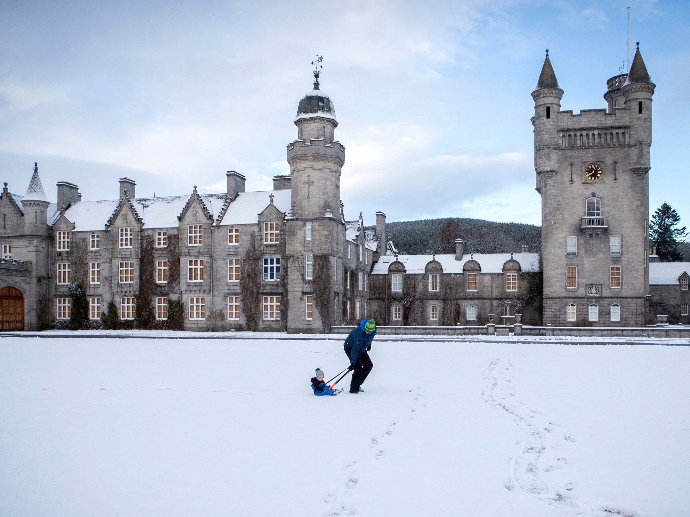 UK weather &ndash; live: Snow and ice to disrupt commuters as temperatures plunge below freezing