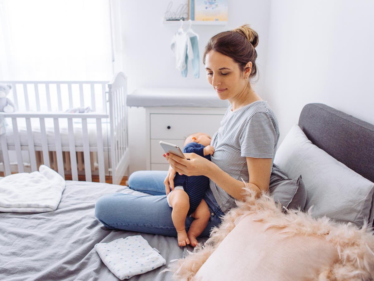 Mothers defend using their phones while breastfeeding after being ‘shamed’ by hospital