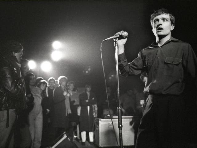 Lou-kalike: el comportamiento de Ian Curtis recuerda a Lou Reed de mediados de la década de 1970