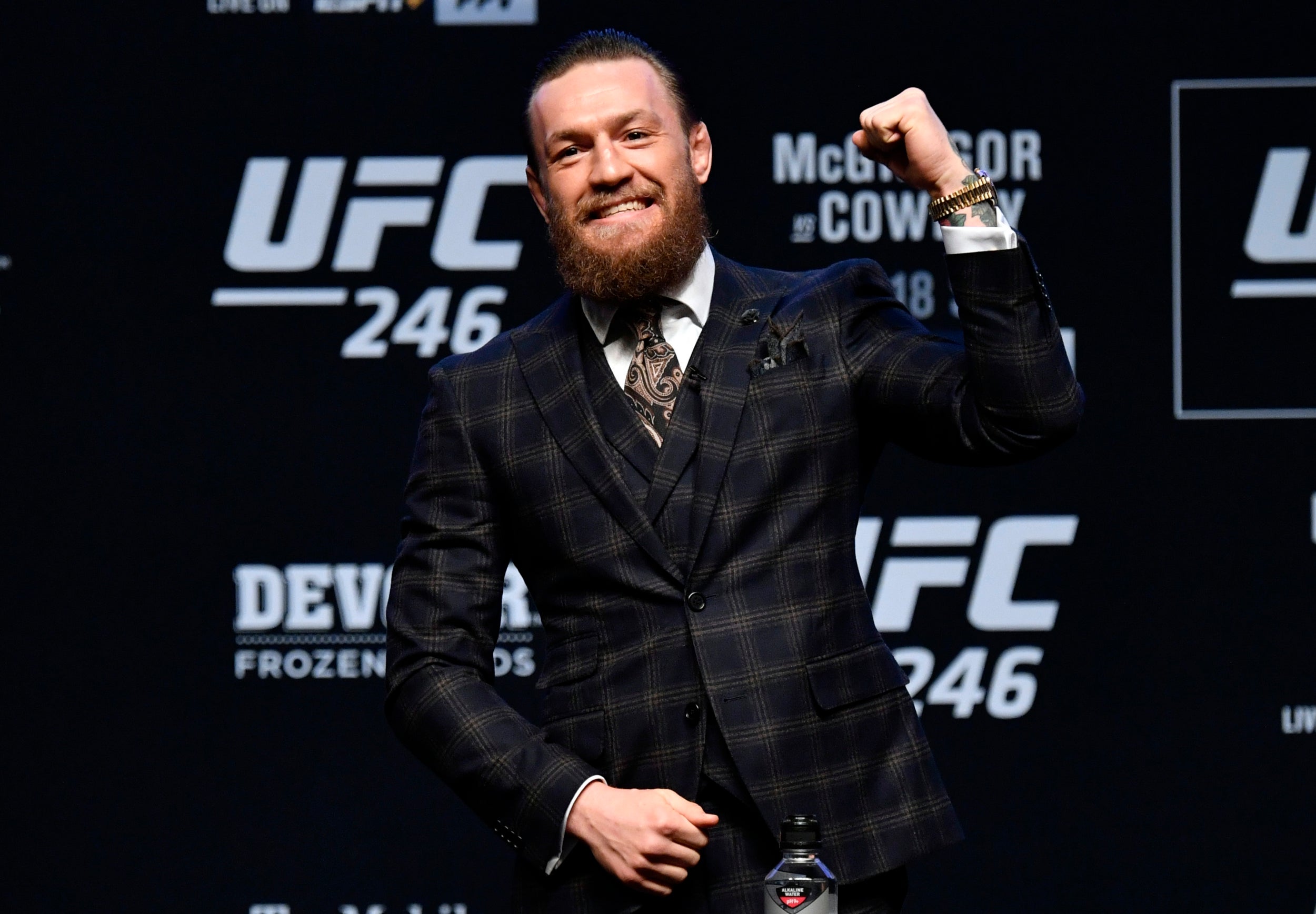 Карьера конора. Конор МАКГРЕГОР В костюме 2020. Connor MCGREGOR 2020 В костюме. Конор МАКГРЕГОР фото 2020 в костюме. Конор МАКГРЕГОР фото в костюме.