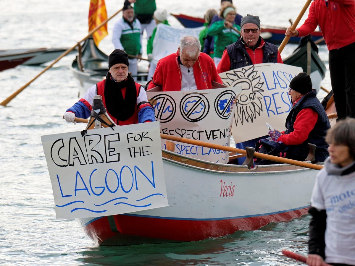 Venice protests see hundreds take to water in objection to cruise ships and motorised boats