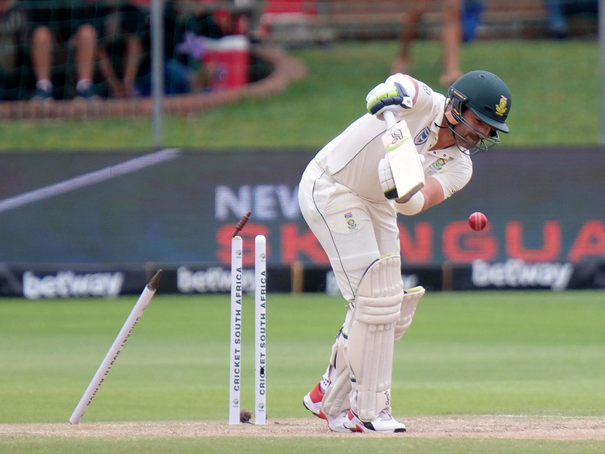 Mark Wood bowls South Africa opener Dean Elgar