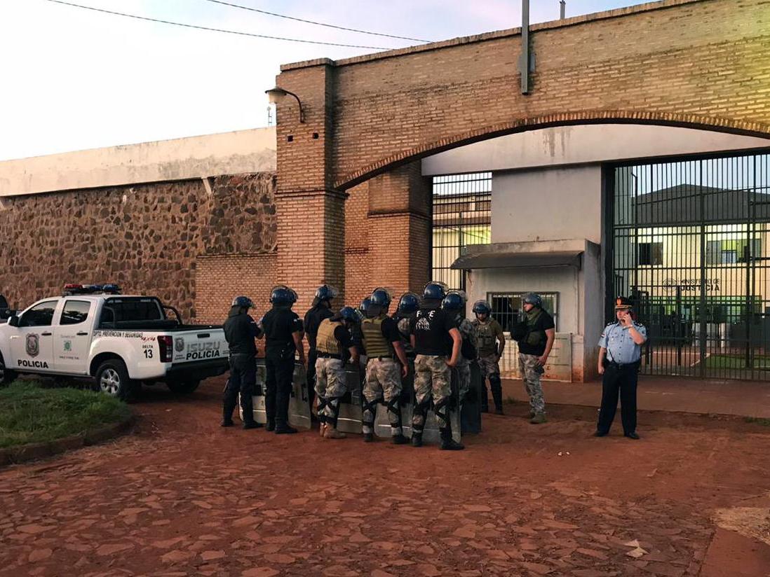 Armed forces outside the prison in Pedro Juan Caballero