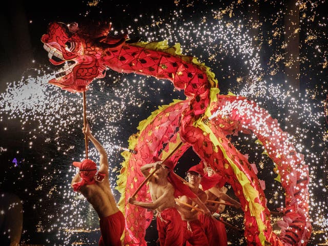 <p> En el festival, los miembros típicos de la comunidad china de todo el mundo dan la bienvenida al Año del Buey 2021, decoran sus hogares con el color rojo de la suerte   </p>