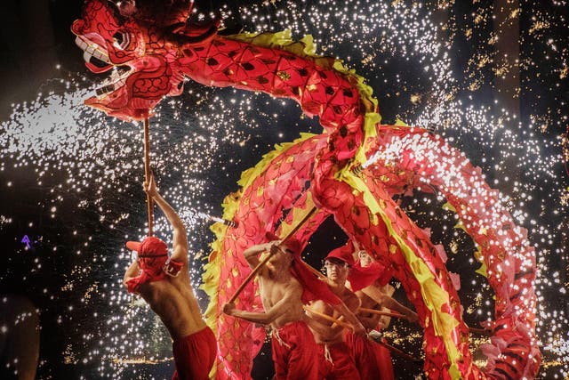 <p> En el festival, los miembros típicos de la comunidad china de todo el mundo dan la bienvenida al Año del Buey 2021, decoran sus hogares con el color rojo de la suerte   </p>