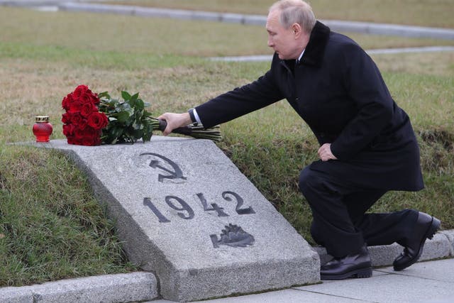 Russian President Vladimir Putin attends a wreath laying commemoration ceremony for the 75th anniversary since the Leningrad siege was lifted during World War Two, at the Bounday Stone east of Saint Petersburg on 18 January