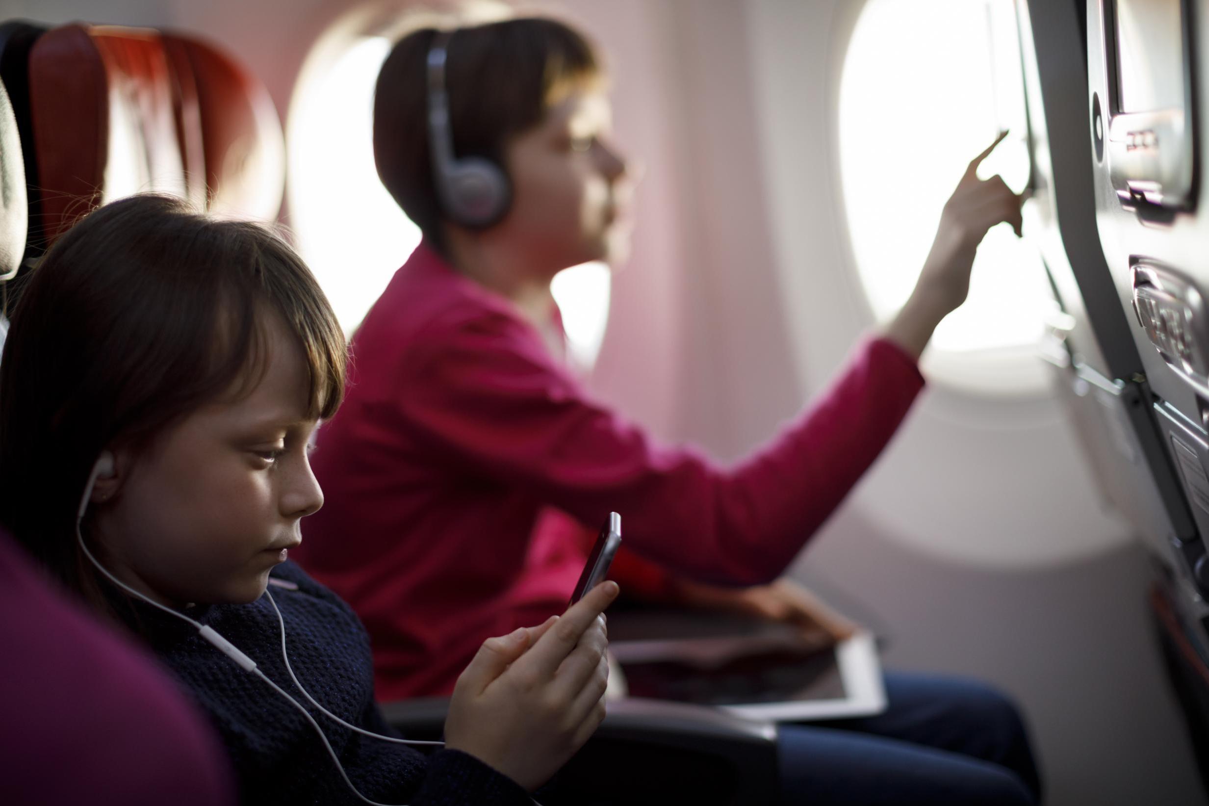 Some carriers still do all they can to seat parents next to children