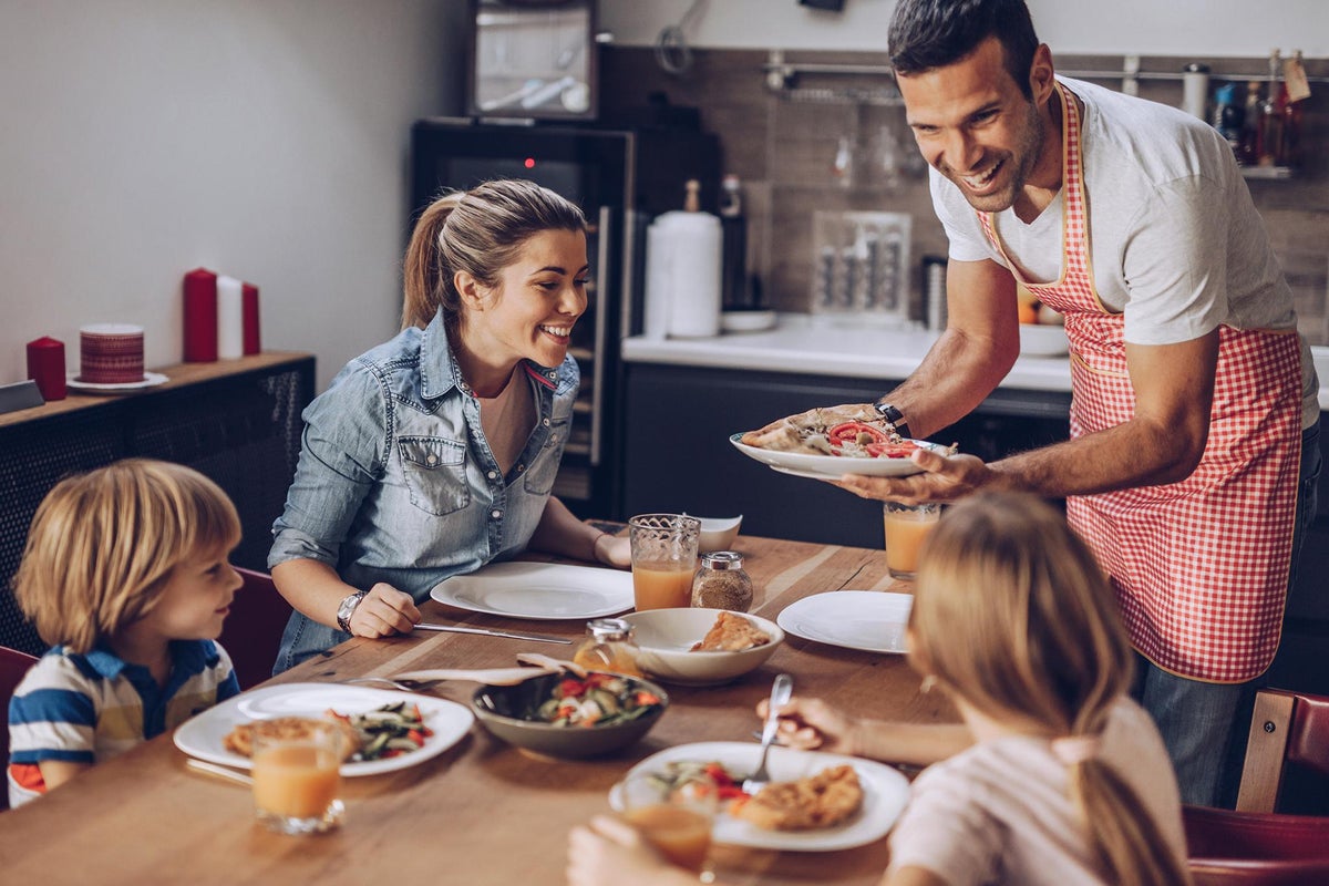 https://static.independent.co.uk/s3fs-public/thumbnails/image/2020/01/22/12/dinner-table.jpg?crop=1200%3A800&height=800&width=1200