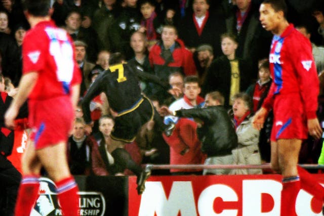 Eric Cantona del Manchester United ataca al fanático del Crystal Palace Matthew Simmons después de ser expulsado