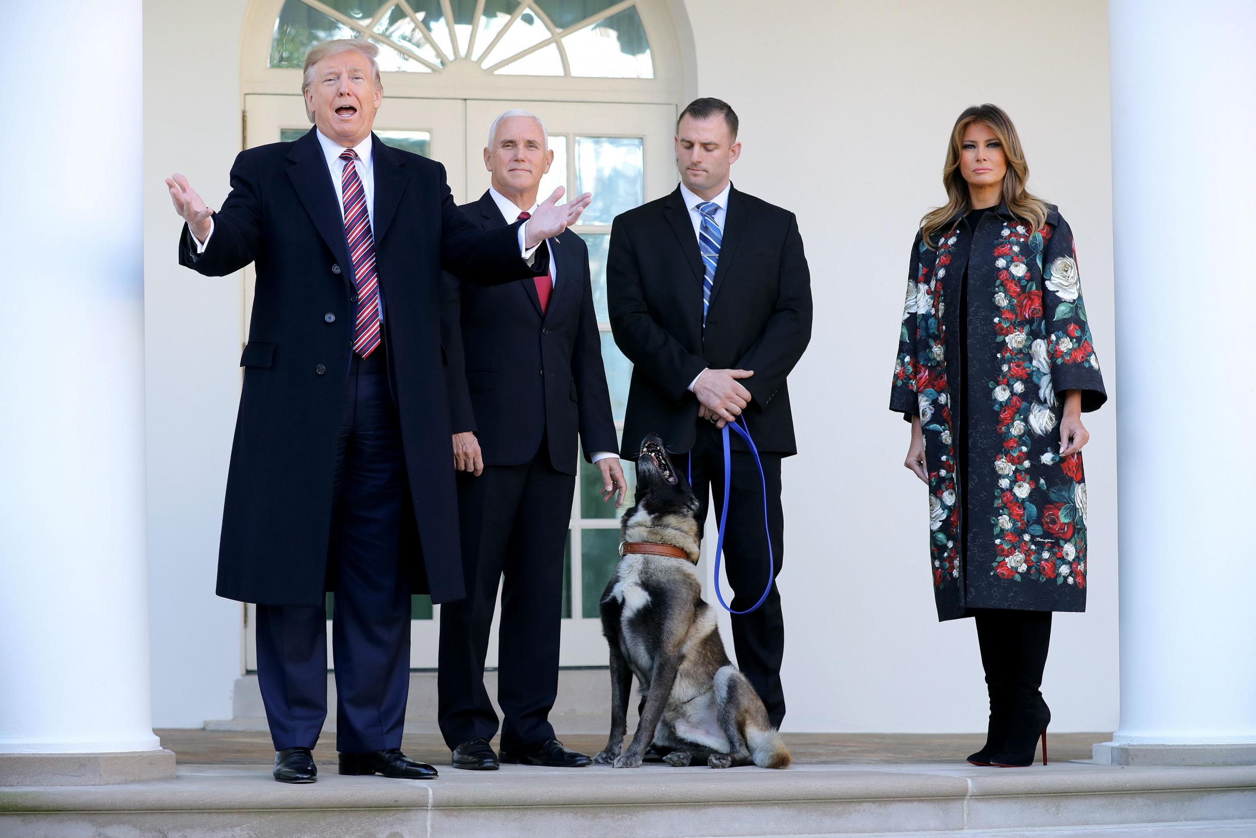 Melania e Donald Trump dão as boas-vindas a Conan na Casa Branca para receber sua medalha em 25 de novembro de 2019