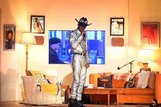 Lil Nas X pays tribute to Kobe Bryant with a Lakers jersey during the 62nd Annual Grammys.