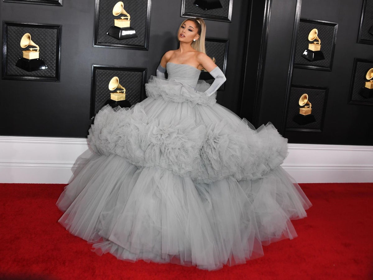 Grammys Ariana Grande S Giambattista Valli Dress Inspires Hilarious Memes The Independent The Independent