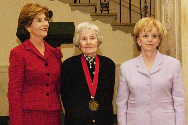 Himmelfarb (centre) receives the National Humanities Medal in 2004 from then-first lady Laura Bush (left) and second lady Lynne Cheney