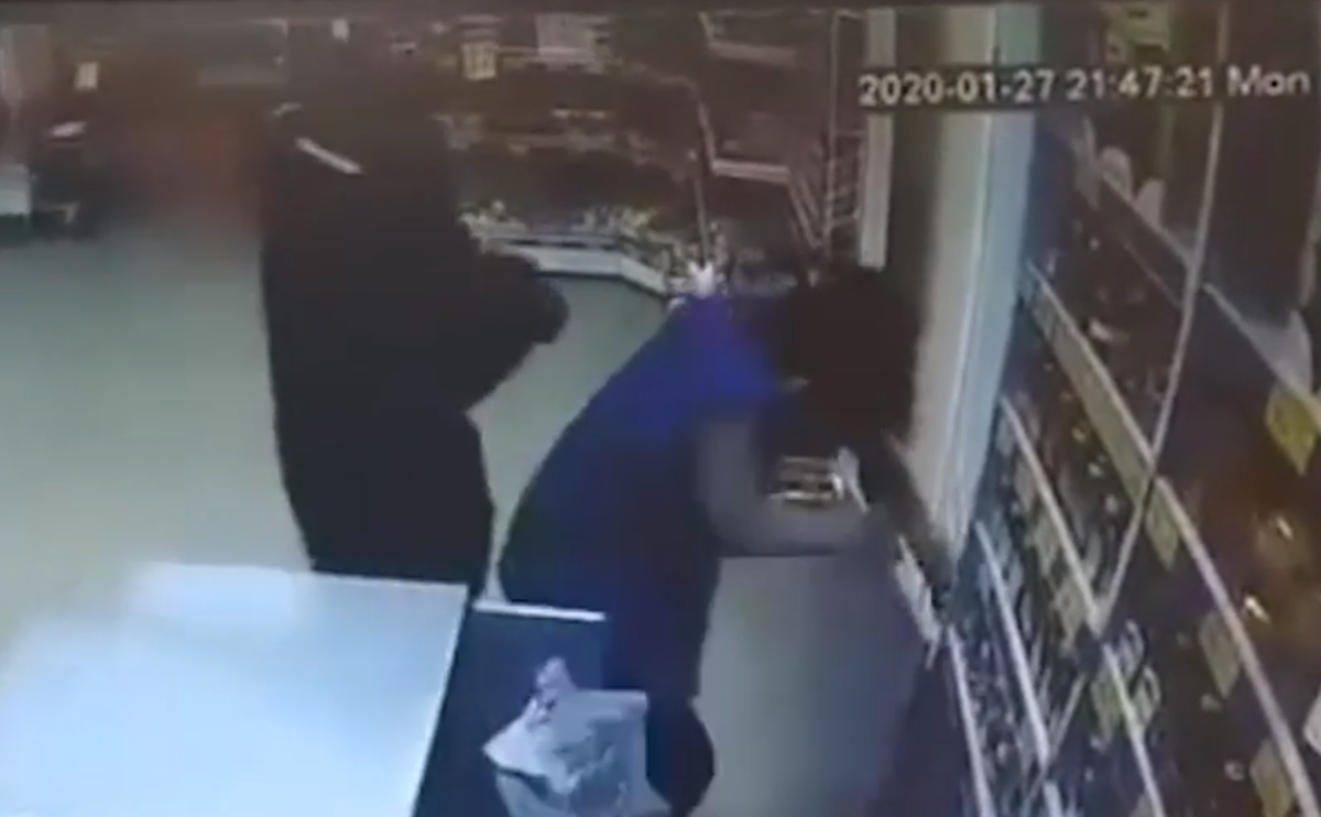 Нападение на жену. Магазин пойман. Мужчина поджег себя в магазине. В Пермском облил бензином. В Пермском крае подожгли девушку.