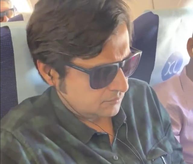 The Republic TV anchor Arnab Goswami is confronted on a flight to Lucknow