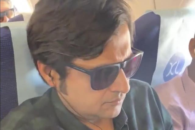 The Republic TV anchor Arnab Goswami is confronted on a flight to Lucknow