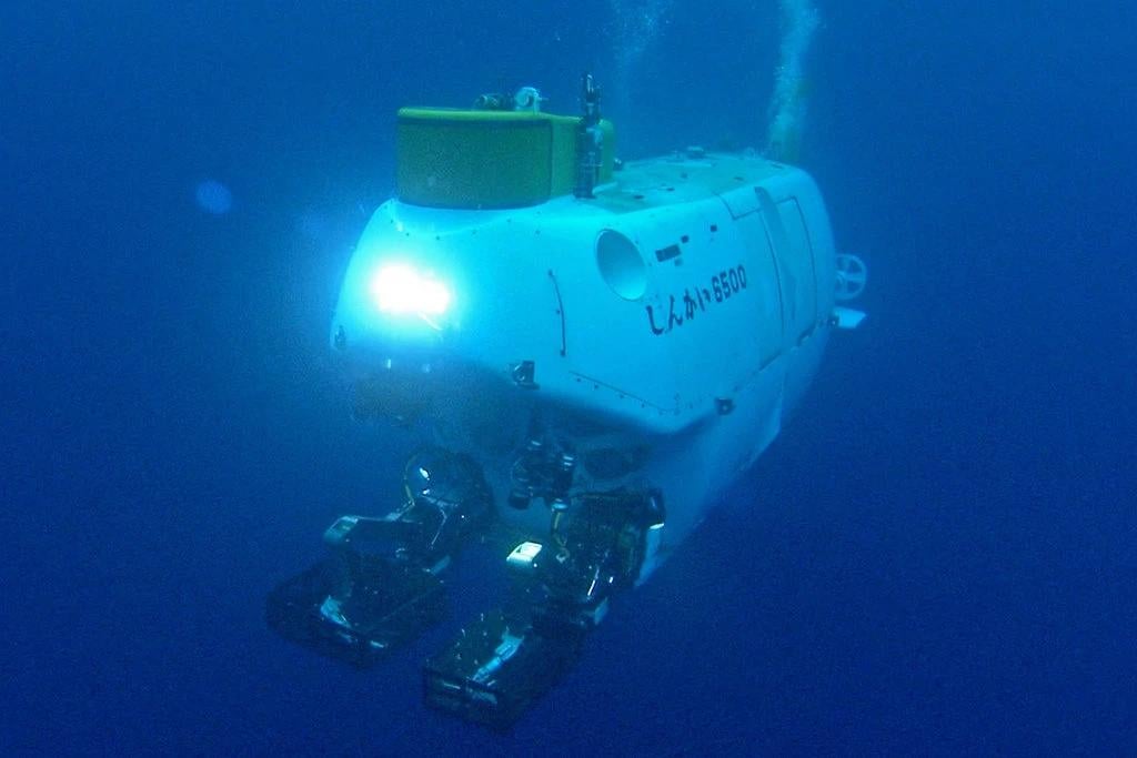 The Shinkai 6500, a manned research submersible that can dive to a depth of 6,500m