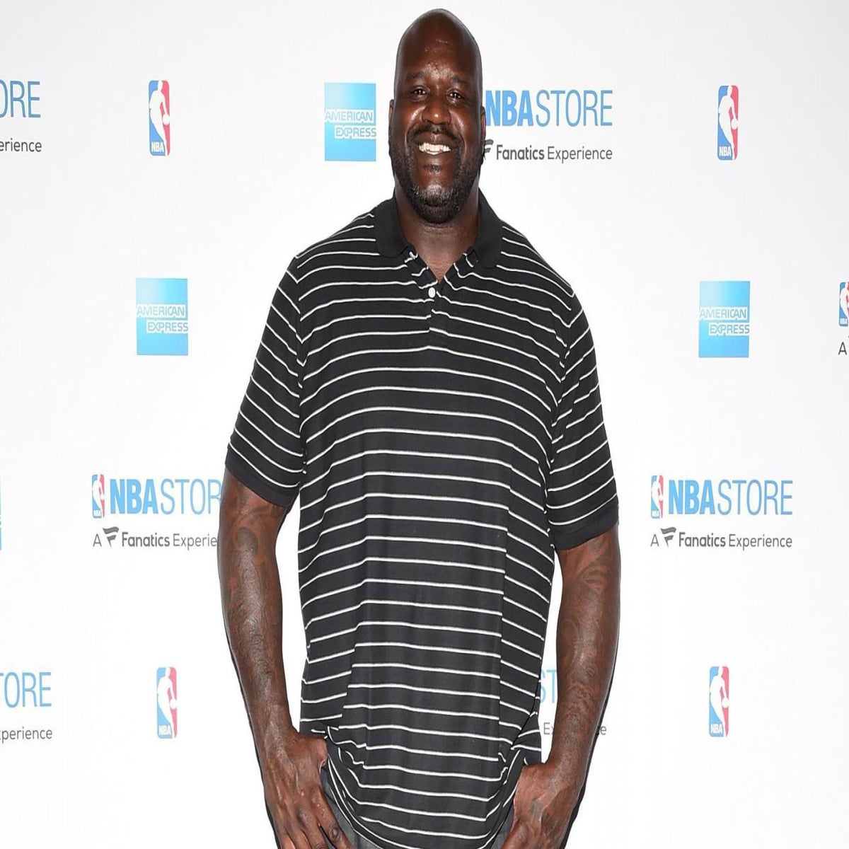 Los Angeles Lakers Shaquille O'Neal looks over the shoulder of