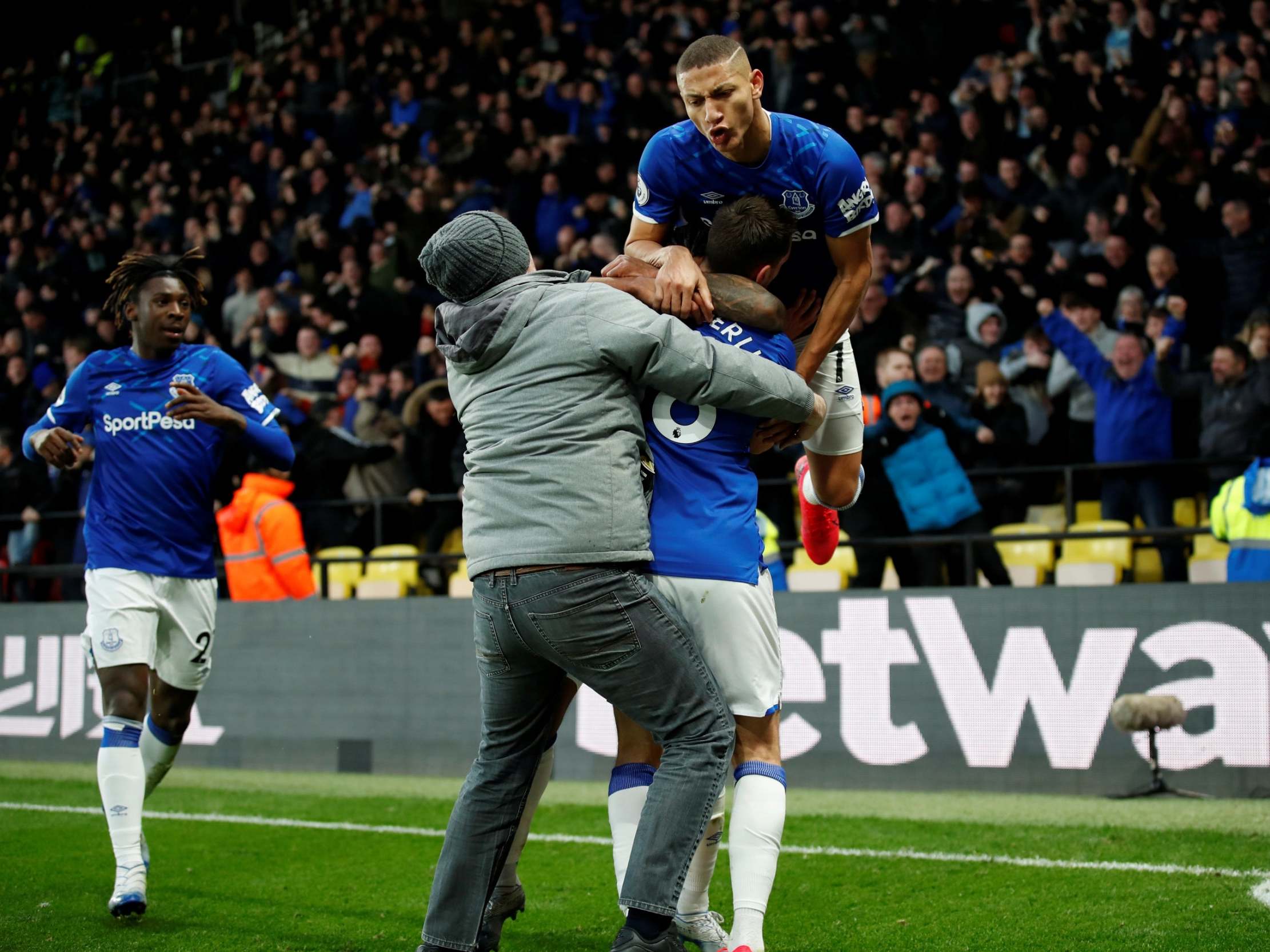 Everton celebrate Theo Walcott's late winner at Vicarage Road