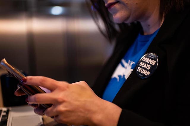 Amiebrooke Miller texts for Senator Sanders at a Des Moines, Iowa, coffee shop on Wednesday 22 Jan 2020