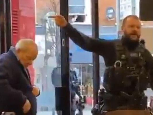 A Metropolitan Police officer tells people to evacuate from a cafe in south London and is asked to wait half an hour by a waitress