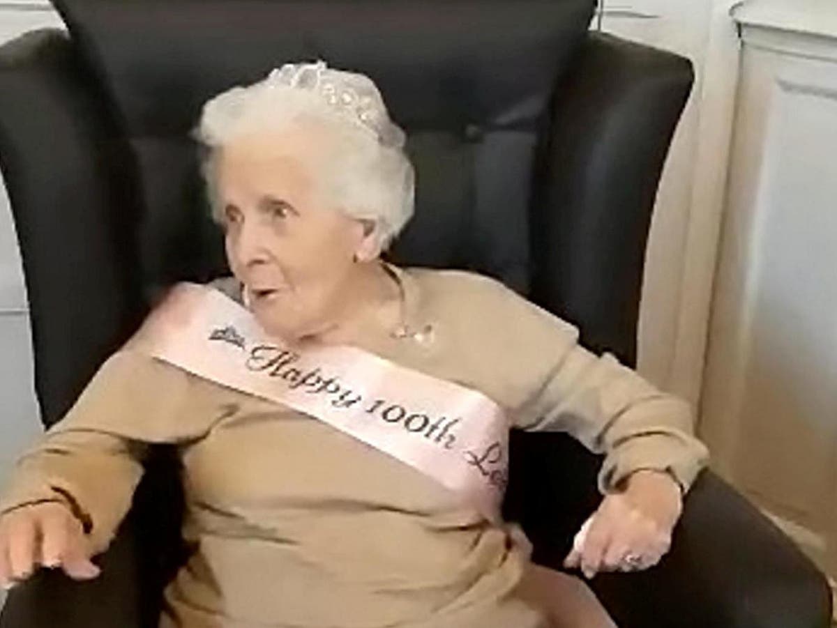 Great Grandmother Celebrates 100th Birthday By Singing When Youre Smiling To Friends And 