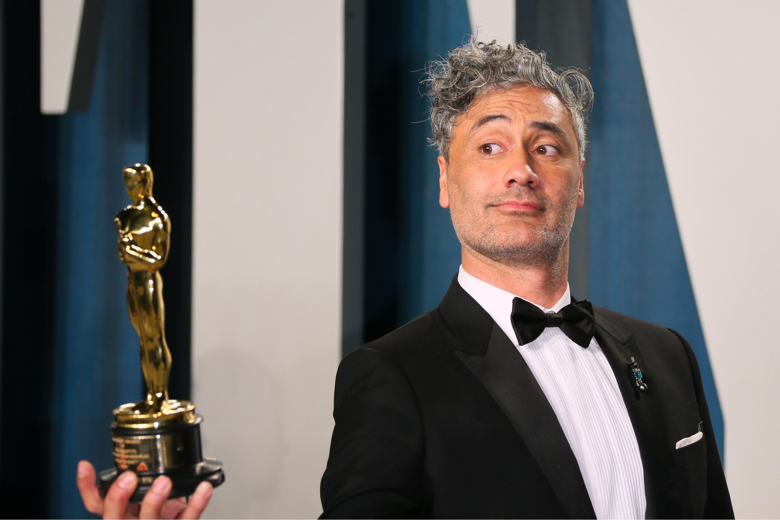 Oscars 2020: Brie Larson Catches Taika Waititi Hiding His Award In ...