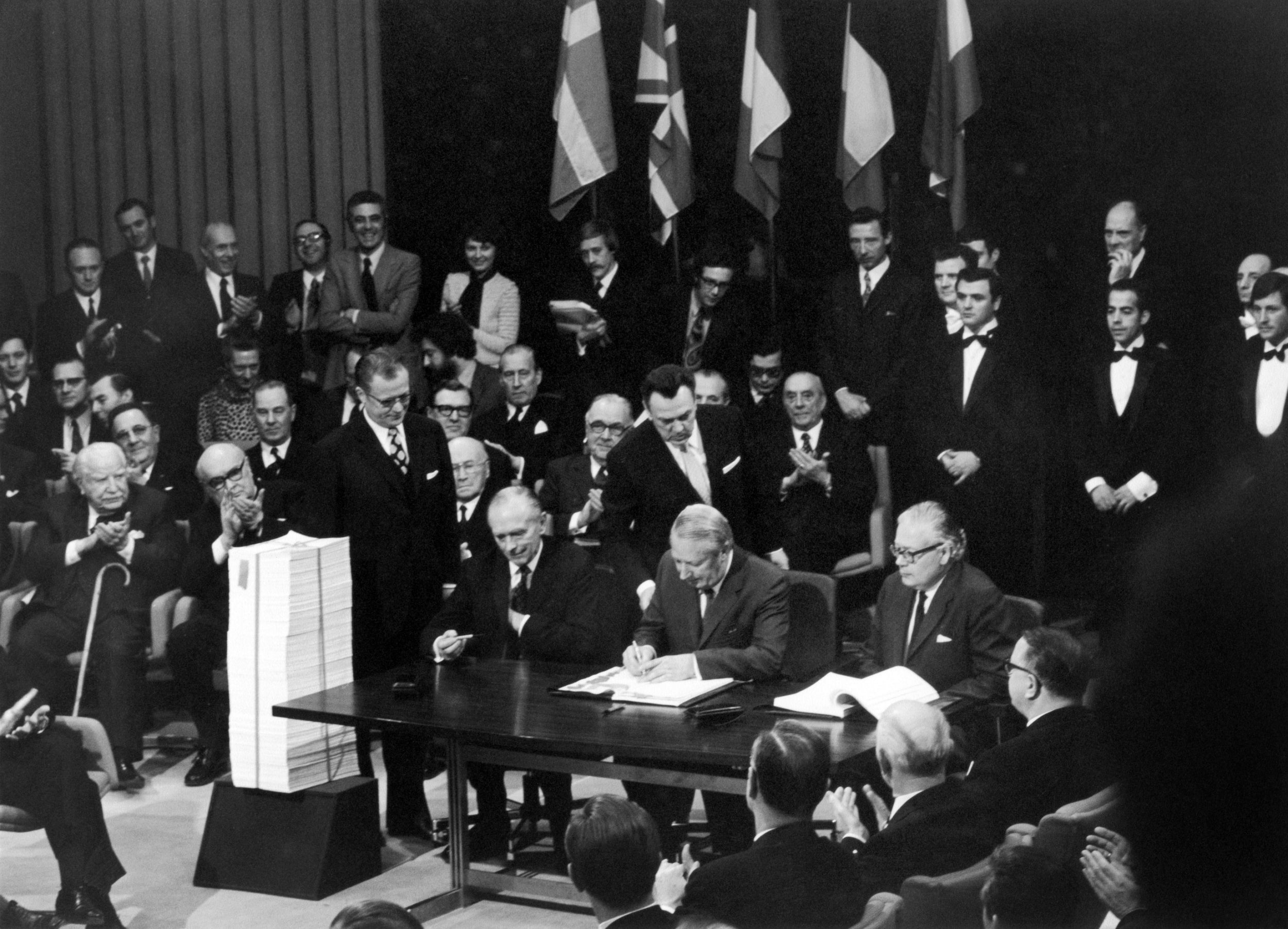 Edward Heath signs up to the EEC on 22 January (AFP/Getty)