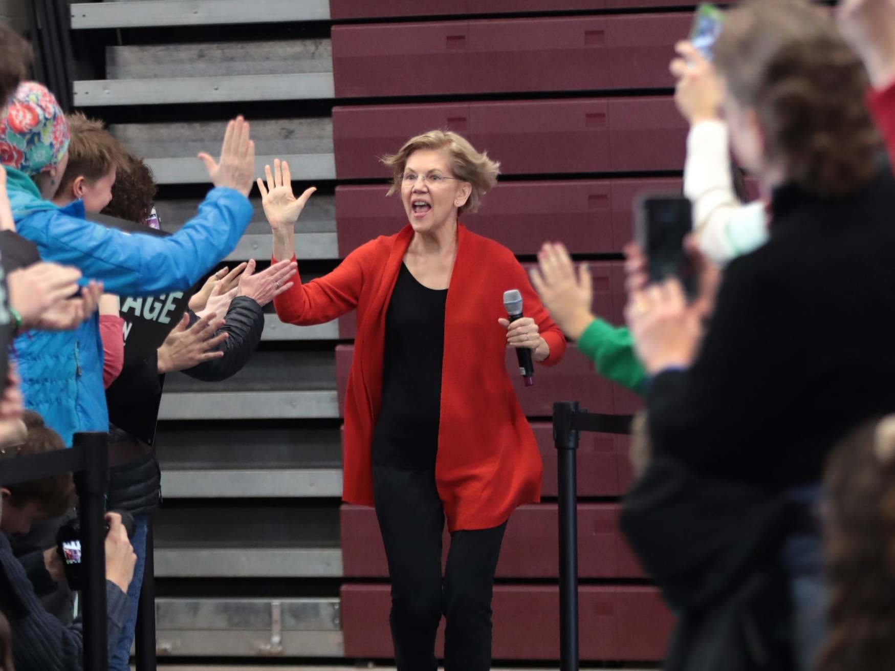 Elizabeth Warren calls Mike Pence a &apos;dog&apos; at campaign rally