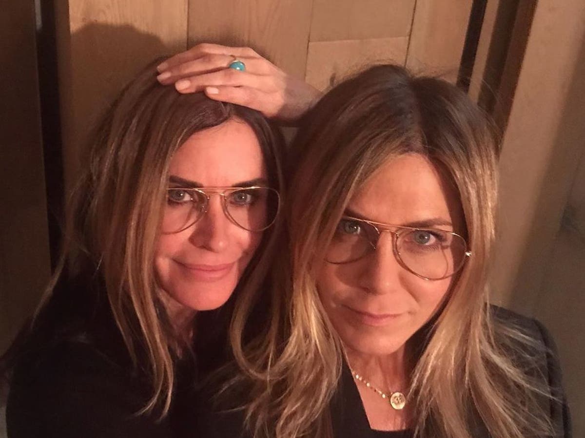 Friends Jennifer Aniston Lesbian Porn - Courteney Cox is Jennifer Aniston's double in Instagram birthday message |  The Independent | The Independent