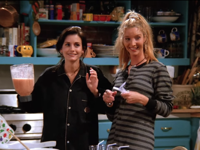 Courteney Cox and Lisa Kudrow in season one episode four of 'Friends'